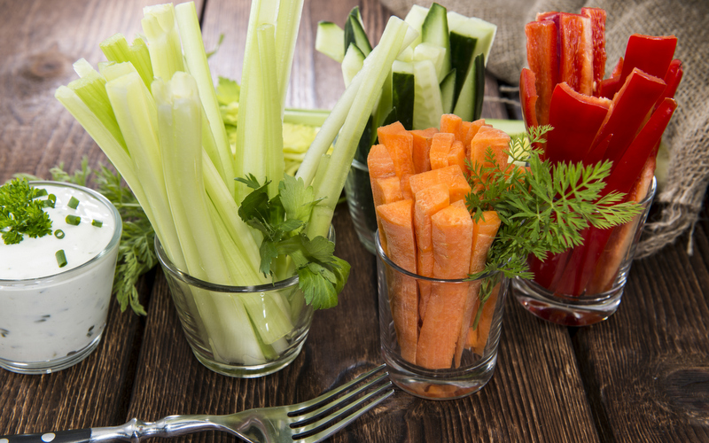 Eating raw vegetables can control bad breath